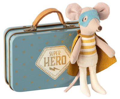 Mailegs Lillebror mus i Superhjälte dräkt med resväska. 
