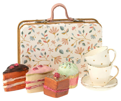En resväska med tårtor och te koppar i miniatyr från Maileg.